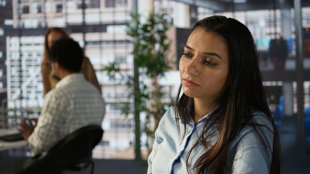 como agir quando um funcionário entra em crise, crise emocional no trabalho, acolhimento no ambiente de trabalho, sofrimento psíquico